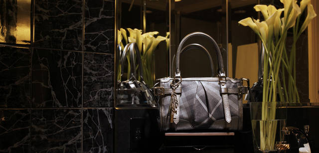 <b>For Woman</b>｜バーバリーチェックにシルバーが織り込まれてモダンな印象。肩から提げられる２ウェイ。バッグ［W30×H20×D15.5cm］7万3500円（バーバリー・インターナショナル）