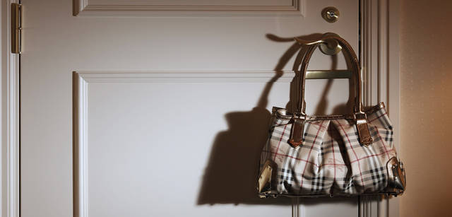 <b>For Woman</b>｜伝統的なバーバリーチェックにあしらわれたのは、ゴールドレザーにゴールドのスタッズ。バッグ［W38.5×H24×D12cm］14万7000円（参考価格）（バーバリー・インターナショナル）