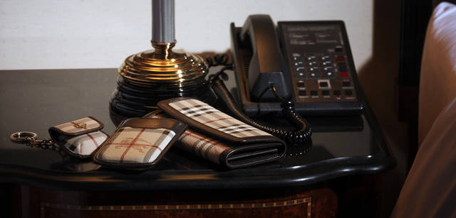 <b>For Man&Woman</b>｜バーバリーチェックは小物で取り入れても、着こなし全体のポイントになったりさりげなく品格をあげてくれる。左から、コインケース1万3125円（参考価格）[W9.5×H3cm]、ブラックベリーケース［W9×H12cm］2万4150円、財布［W14×H10×D3.5cm］4万4100円（バーバリー・インターナショナル）