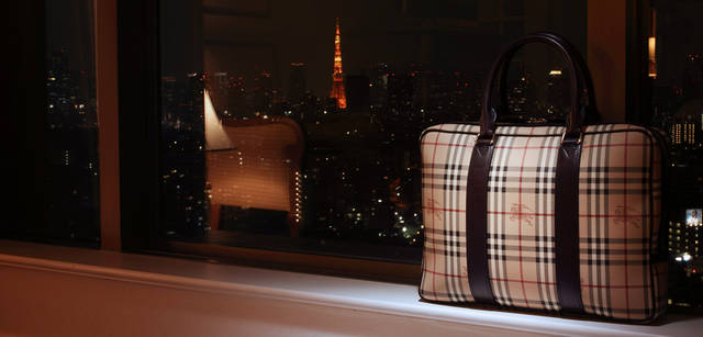 <b>For Man</b>｜一見スマートでミニマムなフォルムながらも、内側はマチありポケットやペン入れなど、収納力・機能性が高い。バッグ［W42×H32×D8cm］9万4500円（バーバリー・インターナショナル）