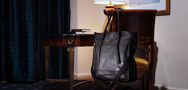 <b>For Man</b>｜上質で柔らかな皮革を使うことで、持ったときにからだにフィットするトートバッグ。取り外し可能なベルト付きで、プライベートにもビジネスにも対応。バッグ［W31×H35×D10.5cm］12万750円（バーバリー・インターナショナル）