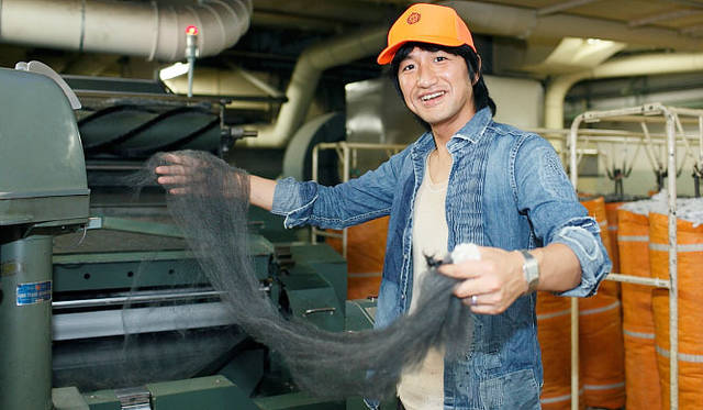 三原康裕的日本モノづくり｜和田メリヤス×新内外綿のスウェットパーカ