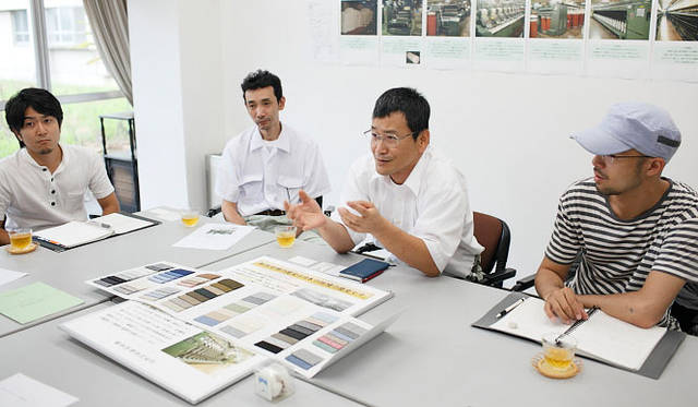 三原康裕的日本モノづくり｜右から、新内外綿の長谷川進さん、ナイガイテキスタイル小川秀次工場長と杉本浩二さん、新内外綿の野出育宏さん