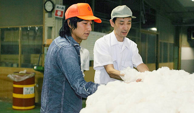 三原康裕的日本モノづくり｜和田メリヤス×新内外綿のスウェットパーカ　ナイガイテキスタイル工場にて