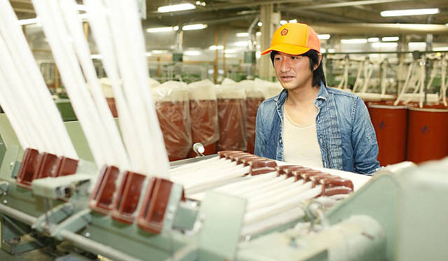 三原康裕的日本モノづくり｜和田メリヤス×新内外綿のスウェットパーカ　ナイガイテキスタイル工場にて