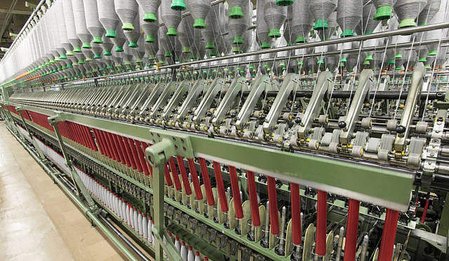 三原康裕的日本モノづくり｜和田メリヤス×新内外綿のスウェットパーカ　ナイガイテキスタイル工場にて