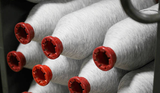 三原康裕的日本モノづくり｜和田メリヤス×新内外綿のスウェットパーカ　ナイガイテキスタイル工場にて