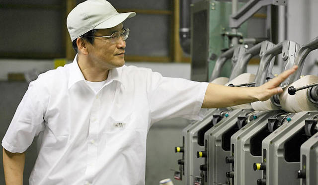 三原康裕的日本モノづくり｜和田メリヤス×新内外綿のスウェットパーカ　ナイガイテキスタイル工場にて