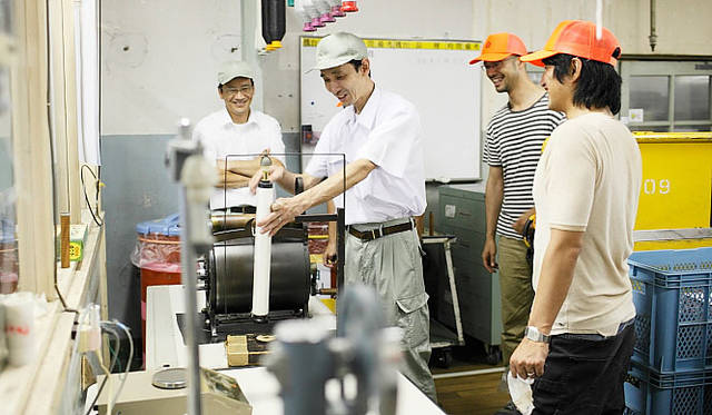 三原康裕的日本モノづくり｜和田メリヤス×新内外綿のスウェットパーカ　ナイガイテキスタイル工場にて