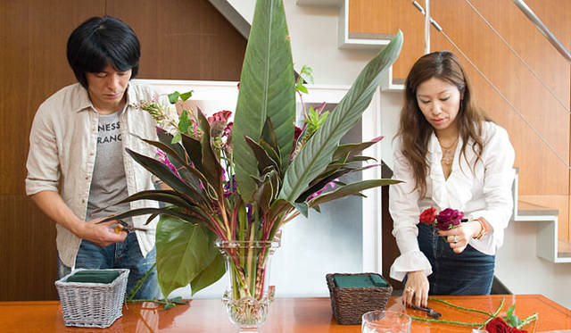 <b>男が楽しむ“ニューヨークスタイル”フラワーデザイン　「はじめてのバスケット・アレンジに挑戦（前編）」</b><br>先生の和気雅美さんと生徒役の長谷川栄一さん