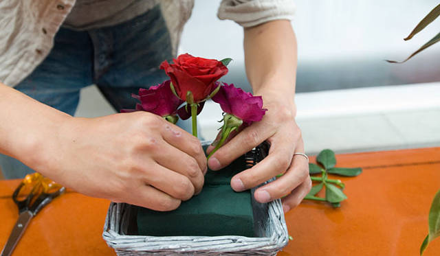 <b>男が楽しむ“ニューヨークスタイル”フラワーデザイン　「はじめてのバスケット・アレンジに挑戦（前編）」