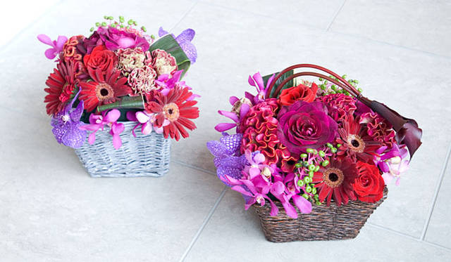 <b>男が楽しむ“ニューヨークスタイル”フラワーデザイン　「はじめてのバスケット・アレンジに挑戦（後編）」</b><br>左が長谷川栄一さん、右が和気雅美さんの作品