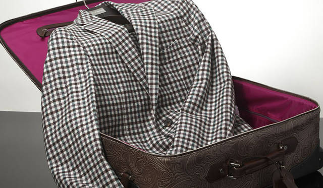 <strong>ETRO│エトロ</strong>　トローリー　36万7500円、ジャケット18万1650円