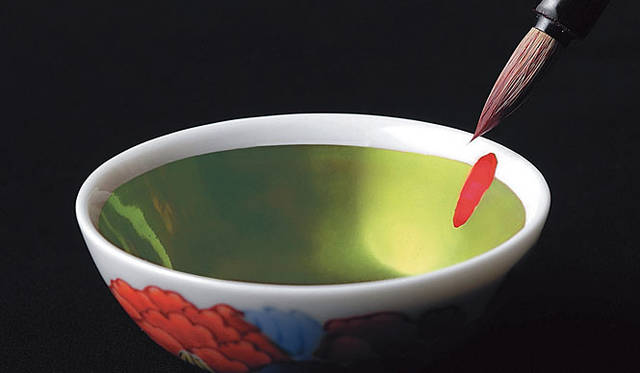 塚田有一│みどりの触知学　「玉虫色の紅」 （伊勢半本店 提供）