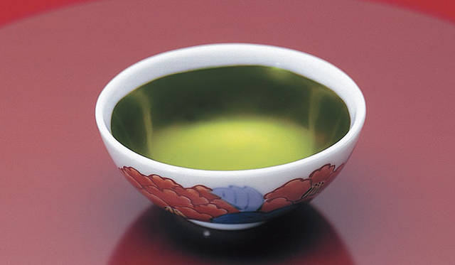 塚田有一│みどりの触知学　「玉虫色の紅」 （伊勢半本店 提供）