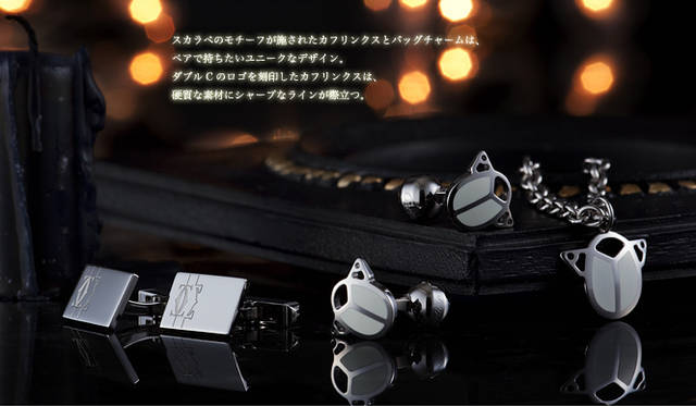 右から｜Collection Les Must「スカラベ モチーフ」バッグチャーム、4万4100円｜「スカラベ モチーフ」カフリンクス、5万4600円｜「ロゴ モチーフ」カフリンクス、3万5700円