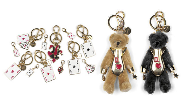 <b>PRADA｜プラダ</b><br />左から トランプトリック大（ハート、スペード、クローバー、ダイヤ） 各2万1000円 ／ トランプトリック大（エース4つ） 2万5200円 ／ トランプトリック小（ハート4つ） 1万2600円 ／ トランプトリック小（ハート、スペード、クローバー、ダイヤ） 各1万500円 ／ スペード・ハート・ダイヤ・クローバー　トリック大 2万1000円 ／ スペード・ハート・ダイヤ・クローバー　チャーム小 1万500円 ／ ベージュ　くまトリック 2万9400円 ／ 黒くまトリック 2万9400円