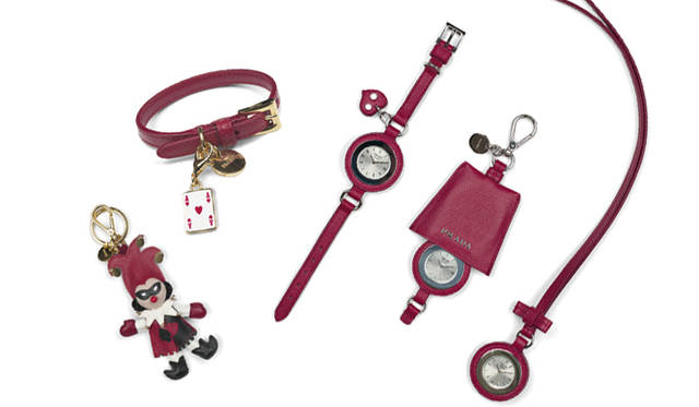 <b>PRADA｜プラダ</b><br />左から ジョーカー　トリック 2万9400円 ／ 　赤ブレスレット 1万8900円 ／ トランプチャーム 1万500円 ／ ハート腕時計 6万9300円 ／ 時計トリック 5万4600円 ／ 時計ネックレス 5万4600円