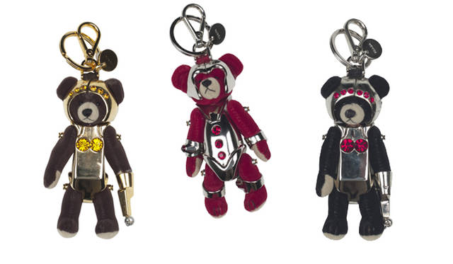 <b>PRADA｜プラダ</b><br />くまトリック（茶、赤、黒） 各2万9400円