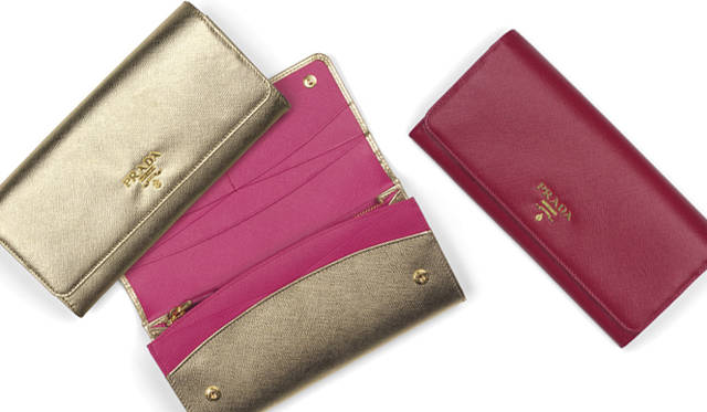 <b>PRADA｜プラダ</b><br />長財布（ゴールド、赤） 各6万5100円　