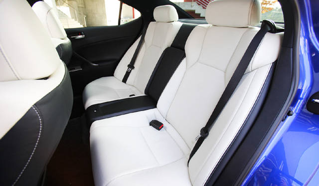 <em>LEXUS IS F｜レクサス IS F</em>