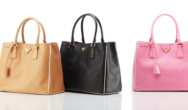 <b>PRADA｜プラダ</b>　トートバッグ 各18万9000円