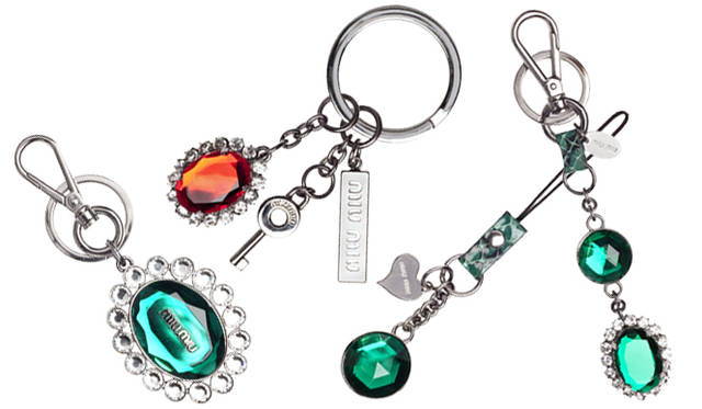 <strong>MIU MIU｜ミュウミュウ</strong><br />左からチャーム　1万5750円、1万8900円 ／ 携帯ストラップ　1万4700円 ／ チャーム　1万8900円　以上予定価格