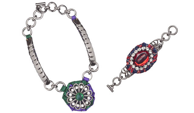 <strong>MIU MIU｜ミュウミュウ</strong><br />ネックレス　5万2500円 ／ ブレスレット　3万6750円　以上予定価格