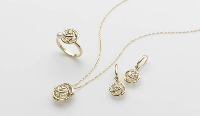 <strong>TASAKI｜タサキ</strong>　「PLANETA（プラネタ）」<br />ペンダント（淡水真珠、ダイヤモンド、YG）　6万7200円／リング（淡水真珠、ダイヤモンド、YG）　6万5100円／ピアス（ダイヤモンド、YG）　6万9300円