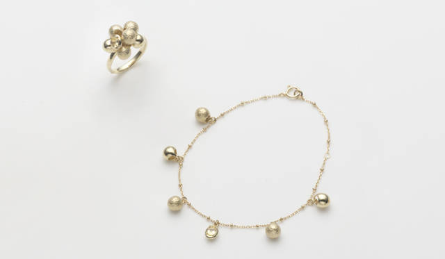 <strong>TASAKI｜タサキ</strong>　「ESTRELA（エストレラ）」<br />ピアス（イエローサファイヤ、YG）　14万2800円／ペンダント（イエローサファイヤ、YG ）　15万8550円