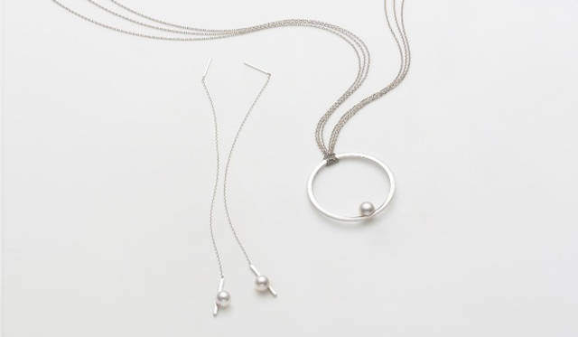 <strong>TASAKI｜タサキ</strong>　「ORBITA（オルビータ）」<br />ペンダント（あこや真珠、WG）　8万7150円／ピアス（あこや真珠、WG）　15万1200円／ブレスレット（あこや真珠、WG）　12万8100円