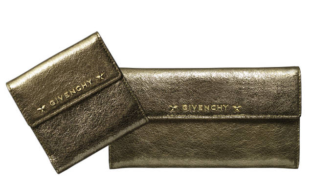 <strong>Givenchy by Riccardo Tisci｜ジバンシィ バイ リカルド ティッシ</strong><br />長財布　4万9350円 ／ 二つ折り財布　3万9900円