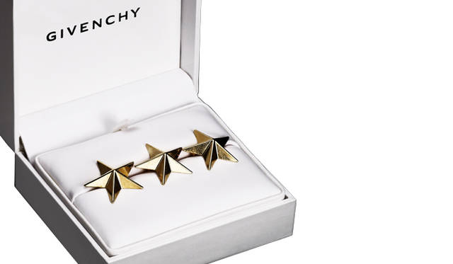 <strong>Givenchy by Riccardo Tisci｜ジバンシィ バイ リカルド ティッシ</strong><br />ブローチ　1万2600円