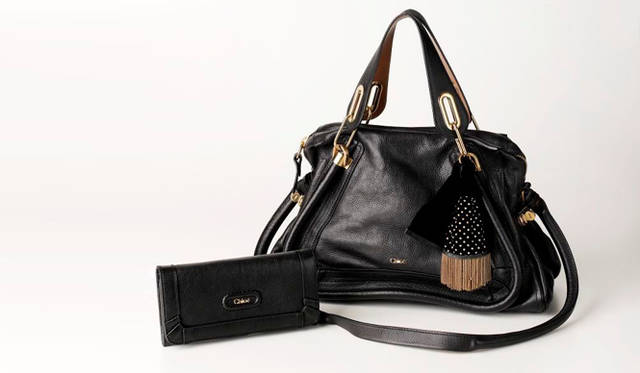<strong>Chloé ｜クロエ</strong><br />（右）クリスマス限定PARATYバッグ　22万7850円 ／ （左）クリスマス限定PARATY長財布　6万3000円