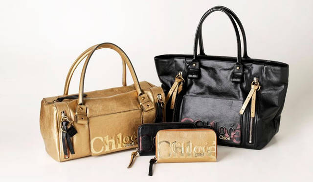 <strong>Chloé ｜クロエ</strong><br />左からECLIPSEゴールド長財布　4万5150円 ／ ECLIPSEゴールドスクエアボストンバッグ　10万5000円 ／ ECLIPSEブラックトートバッグ　11万250円 ／ ECLIPSEブラック長財布　4万5150円