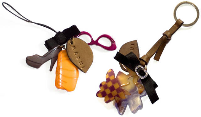 <strong>MARNI｜マルニ</strong><br />携帯ストラップ　1万5750円 ／ キーチャーム　2万6250円