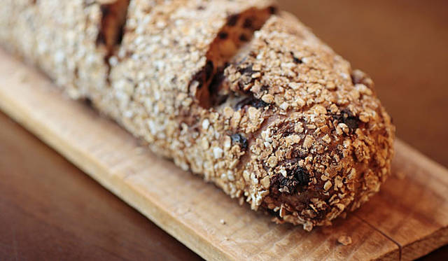 スピカ・麦の穂｜レーズン、くるみ、カレンツがぎっしり入り、まわりにはオートミールがたっぷり。ちょっと贅たくなパン「私のお気に入り」は、国産小麦（群馬、長野、栃木）使用。男女を問わず人気のパン。焼き上がり予定時間　16:00　長さ約40cm  2205円（量り売り　1g／2.5円）