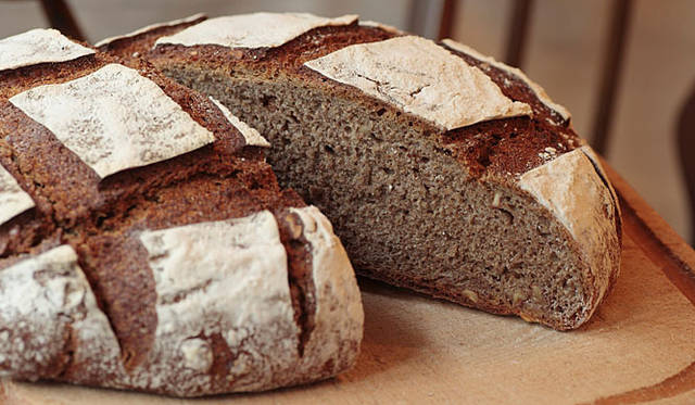 スピカ・麦の穂｜ライ麦35％、全粒粉15％の配合で、大きく焼かれた「日々のパン」。濃くて甘い「ミルク味」と評される岩手産のくるみが使用されている。焼いてから2日目以降のパンも、酵母のはたらきによって風味が増してまた美味。表面に霧を吹いて軽くトーストしていただこう。焼き上がり予定時間　金曜と土曜の16:00　（量り売り　1g／2.2円） 要予約