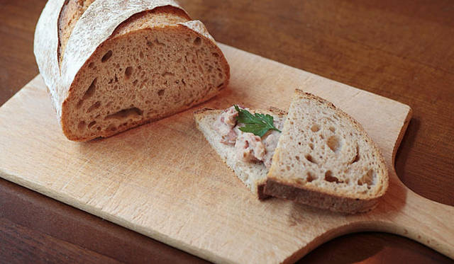 スピカ・麦の穂｜ライ麦20％配合の軽い食感が人気のパン「ライト」。写真のような豆のペースト（非売品）などにもよく合う。焼き上がり予定時間　金曜と土曜の16:00　（量り売り1g／2.0円） 要予約