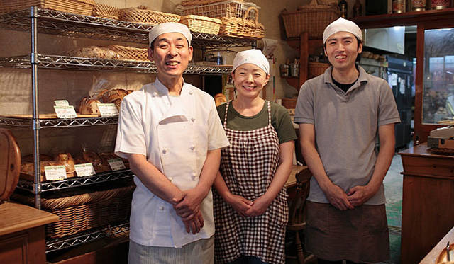 スピカ・麦の穂｜普段は降矢シェフひとりで店を切り盛りしているが、土曜日にはお手伝いのスタッフがくわわる。和やかなムードのなか、てきぱきと作業が進められていく