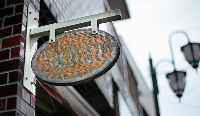 スピカ・麦の穂｜1989年のオープン以来、店頭に掲げられている看板。よく見ると、iの字には小さな星が、またシンボルである麦の穂もデザインされている