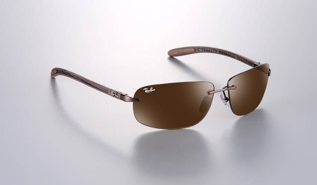Ray-Ban TECH Carbon Fibre Collection│RB 8303　2万9400円<br>このリムレスサングラスは、とてもオリジナルなメタルブリッジが際立ち、おしゃれでシンプルなルックスを好むひとにぴったり。非常に軽量で機能的、顔の曲線にぴったりフィットするデザインなので、どんな状況でも最高の快適さを保証する