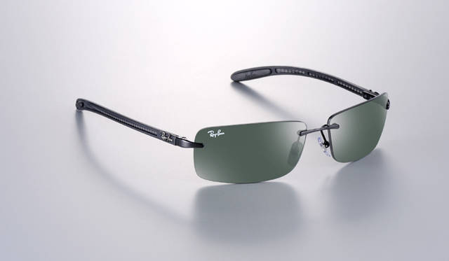 Ray-Ban TECH Carbon Fibre Collection│RB 8304　2万9400円<br>超軽量で機能的、シックでスリムなこのリムレスモデルは、一風変わった曲線のメタルブリッジが特徴。スクエアレンズが男性らしい強さを吹き込み、引き伸ばしたような形がモダンな洗練さを醸し出す