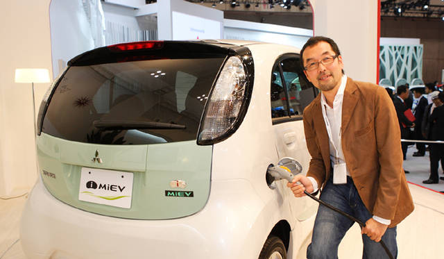 TOKYO MOTOR SHOW 2009｜東京モーターショー2009　MITSUBISHI／ミツビシ「i-MiEV(アイ・ミーブ)」と小川さん
