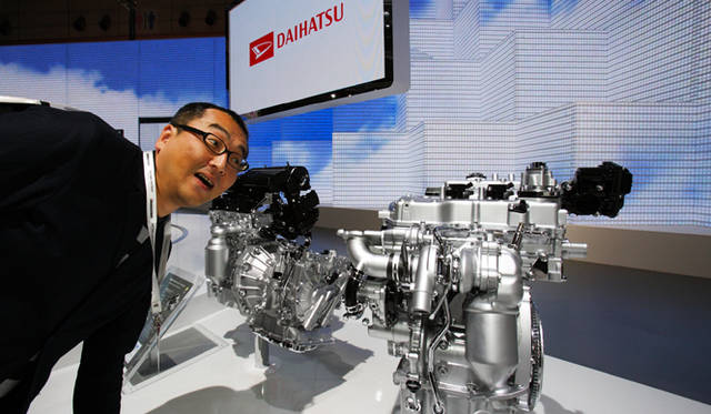 TOKYO MOTOR SHOW 2009｜東京モーターショー2009　DAIHATSU／ダイハツ次世代軽自動車用エコエンジンと渡辺氏