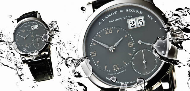 <br />1994年に発表されて以来ブランドを象徴する名機となったランゲ１．腕時計としてはじめて搭載されたアウトサイズデイトや、計算し尽くされた非対称文字盤でも有名。シースルーバックからは、伝統の3/4 プレートが覗ける。18KWG ケース×クロコダイルストラップ、手巻き、38.5 mm 径。「ランゲ１」291万9000円（A. ランゲ＆ゾーネ Tel. 03-3288-6639）