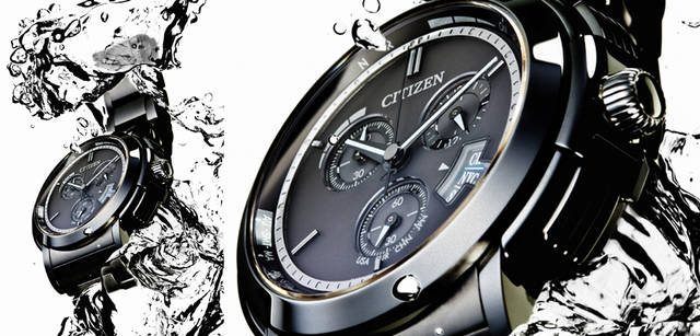 <br />回転ディスクから都市を選択する方式の、世界多局受信ワールドタイムクロノグラフ。なかでも新作は精悍な印象のオールブラックカラー。ケースやブレスレットにDLC コーティングをほどこしている。電池交換不要のエコドライブシステム搭載。SSケース＆ブレスレット、クオーツ、46 mm 径。「CITIZEN Series ８」24万1500円（シチズンお客様時計相談室 Tel. 0120-78-4807）