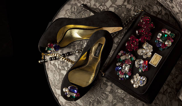 <br />カラフルなビジューで彩られたシューズとバッグ。ポイントカラーにはシックな輝きをもたらすゴールドが取り入れられて、クールなニュアンスを醸す。バッグ[W21×H15×D5cm]35万1750円、シューズ[H9cm]9万9750円（ともにドルチェ＆ガッバーナ／ドルチェ＆ガッバーナ ジャパン　Tel. 03-6419-2220）