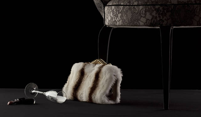 <br />柔らかなラビットファーは、極上の触り心地。ゴールドに輝くハンドルや、カーフレザーがあしらわれたインナーなど、絶妙なバランスでデザインされた上品なたたずまいが魅力的。バッグ[W23×H12×D6cm]19万5300円（トッズ／トッズ・ジャパン　0120-102-578）