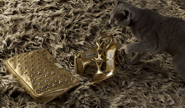 <br />引き続き人気の星スタッズのシリーズから、今季はゴールドカラーが登場。メタリックな輝きを放つサンダルを合わせて。バッグ[W31×H19×D3.5cm]7万350円、シューズ[H10cm]9万4500円（ともにJimmy Choo 　Tel. 03-5413-1150）